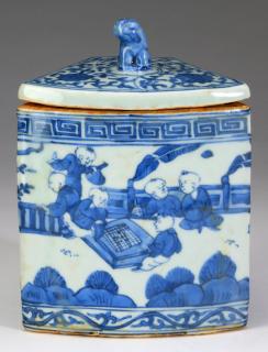 Appraisal: Chinese Ming style tea canister h Chinese blue and white