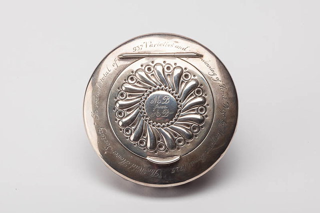 Appraisal: A SMALL SILVER CYLINDRICAL BOX with inset hinged lid and