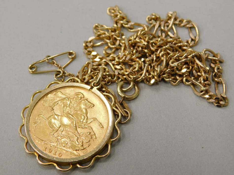 Appraisal: An Edward VII full gold sovereign pendant and chain dated