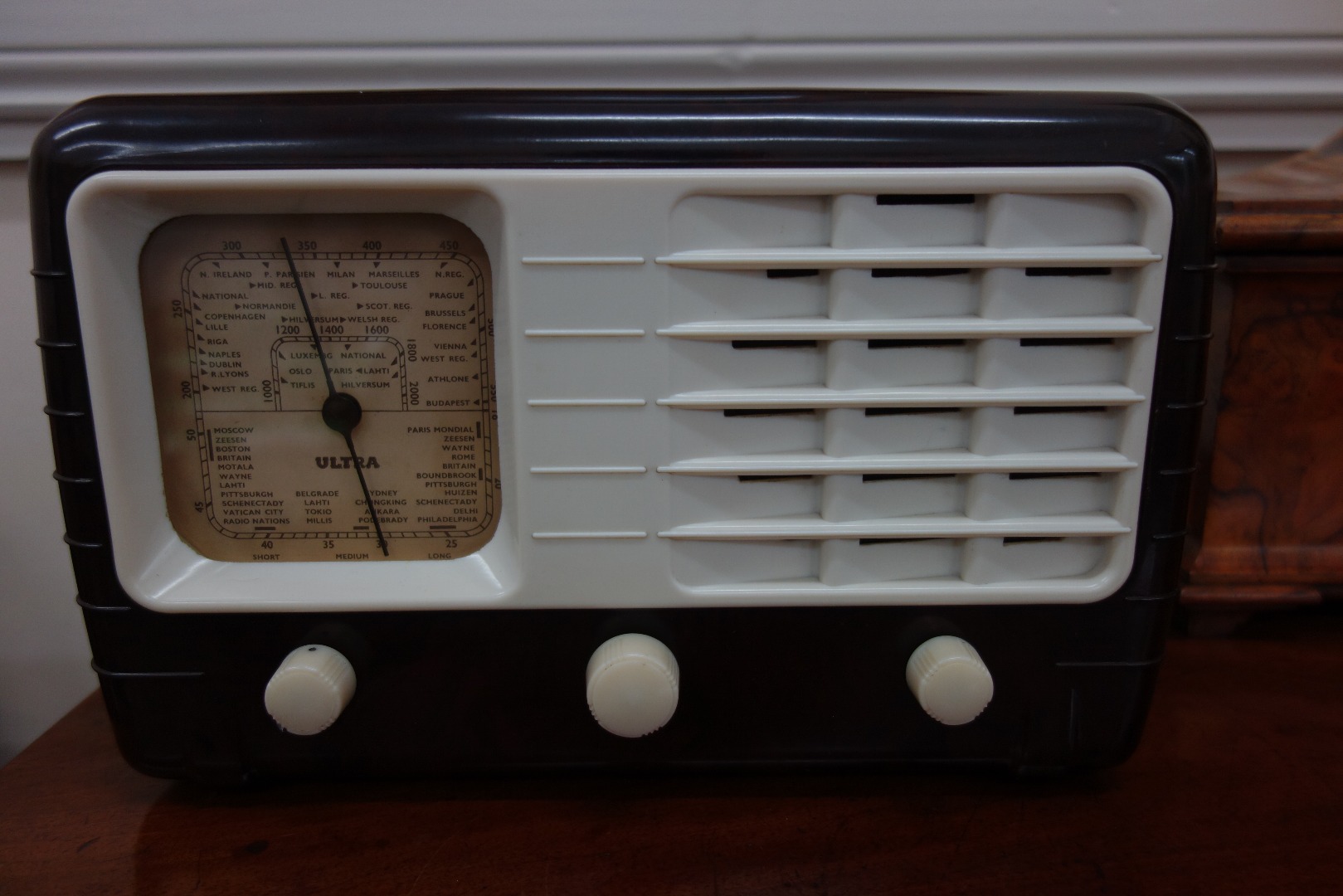 Appraisal: Radiola ZX valve radio in shaped bakelite case cm and