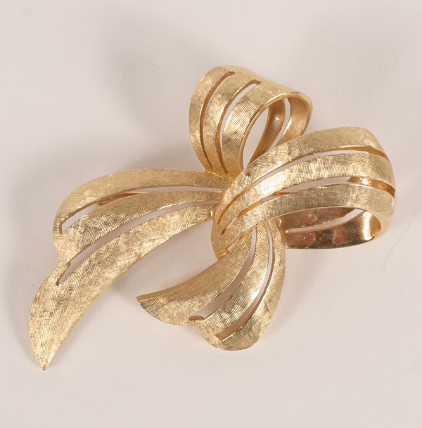 Appraisal: Gold K chased bow brooch pin g H