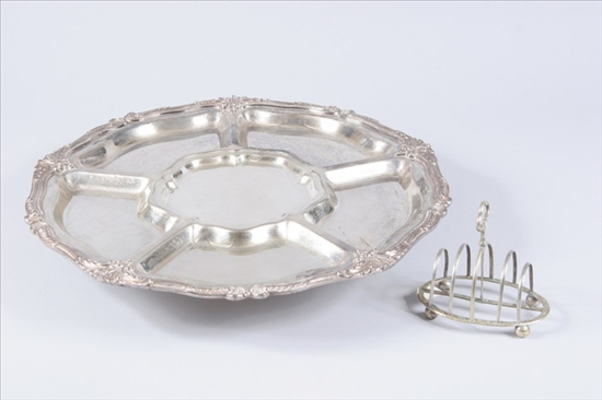 Appraisal: TWO AMERICAN SILVER PLATED SERVING PIECES th century Comprising a