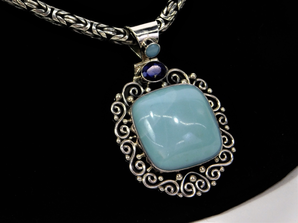 Appraisal: ESTATE STERLING SILVER TURQUOISE STONE NECKLACE China ContemporaryHeavy quality necklace