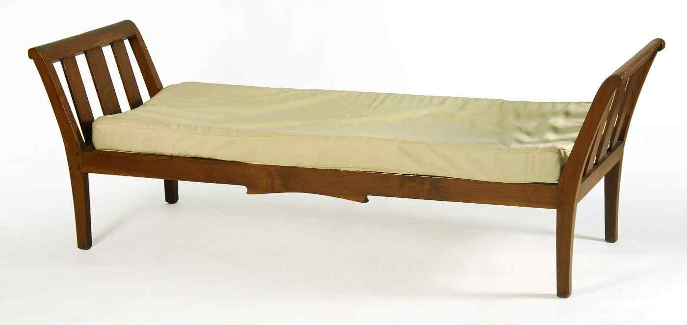 Appraisal: DAYBED th CenturyIn walnut Curved ends with three vertical splats