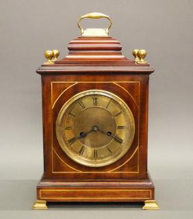 Appraisal: English bracket clock An early th century English mahogany bracket