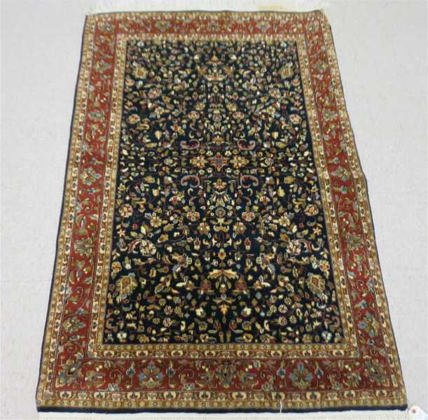 Appraisal: HAND KNOTTED ORIENTAL AREA RUG Indo-Persian overall floral design on