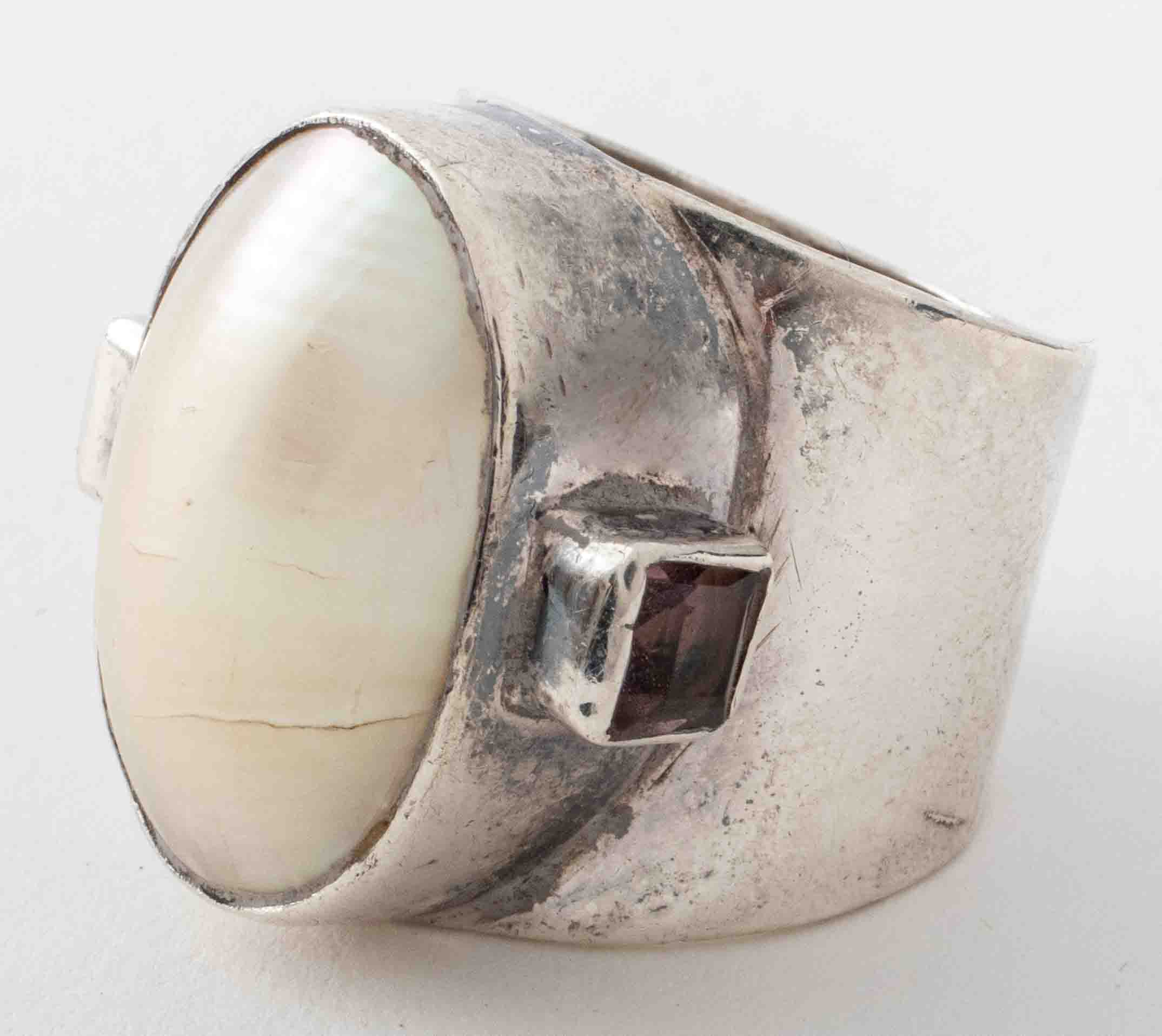 Appraisal: VINTAGE MODERNIST SILVER MABE PEARL AMETHYST RING Vintage modernist silver