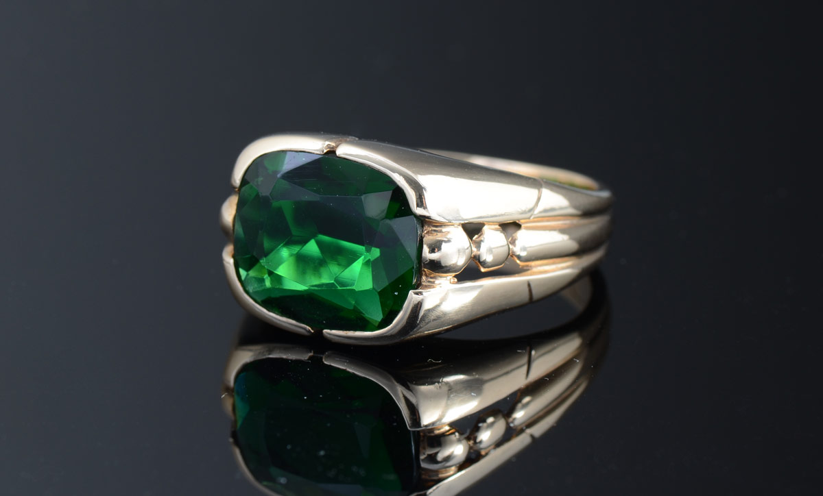 Appraisal: A MAN'S GREEN STONE RING K yellow gold ring contains