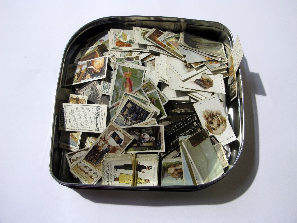 Appraisal: A box of assorted cigarette cards