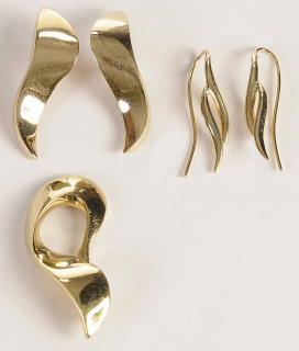 Appraisal: Group of Gold Jewelry including one swirl form pendant polished