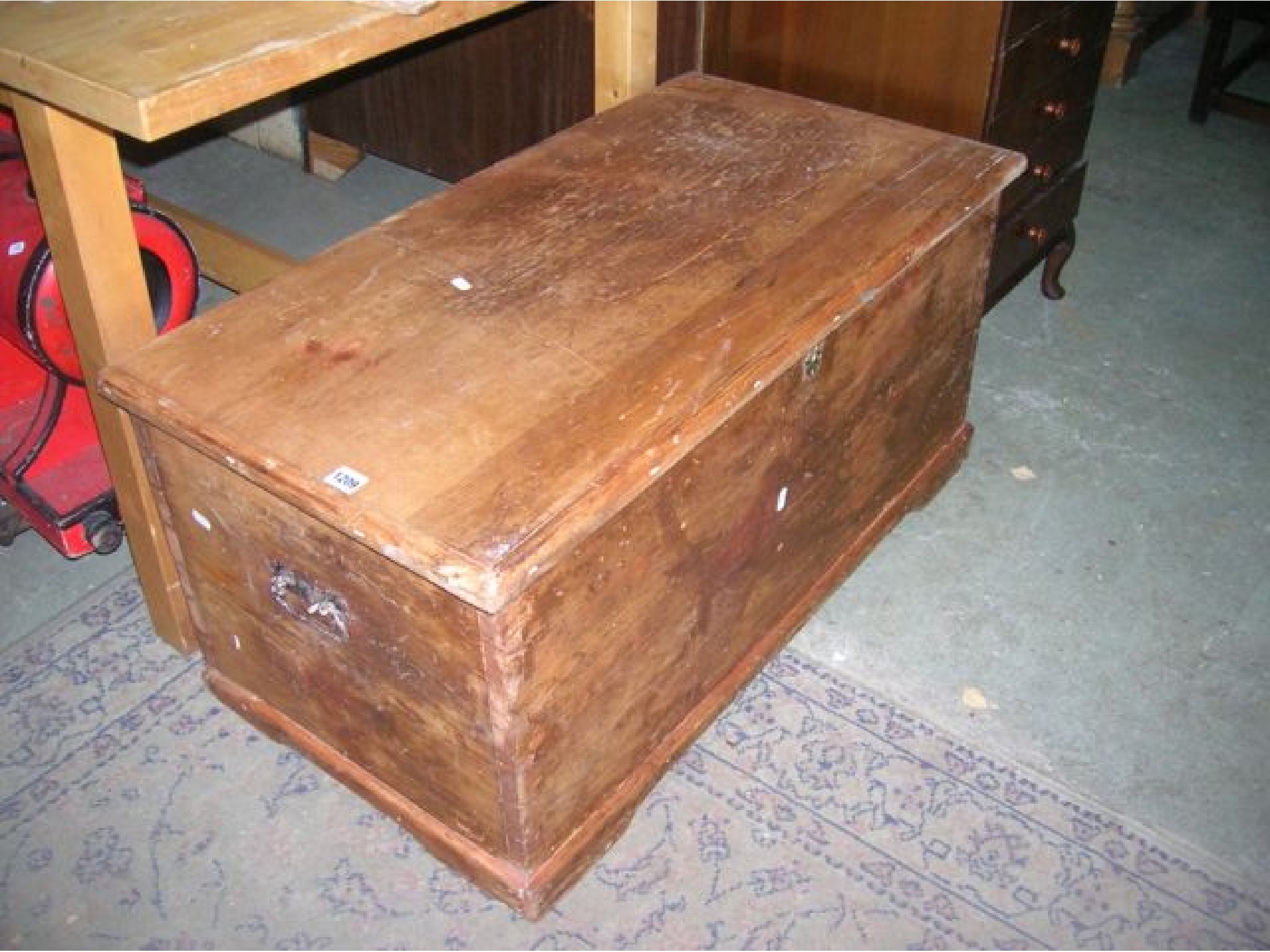 Appraisal: A th century stripped pine blanket box with hinged lid