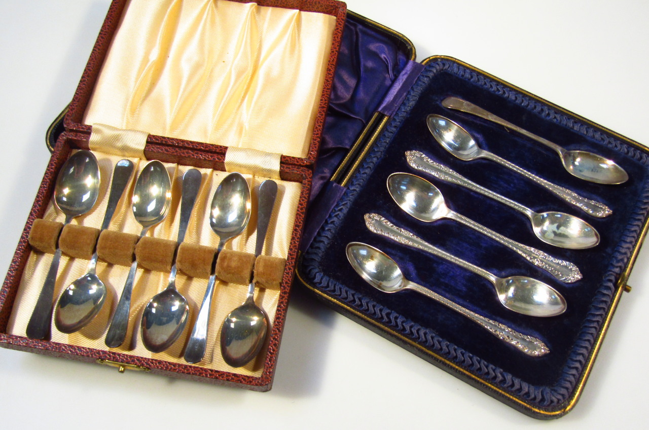 Appraisal: A cased set of Edwardian silver teaspoons leafy fiddle back