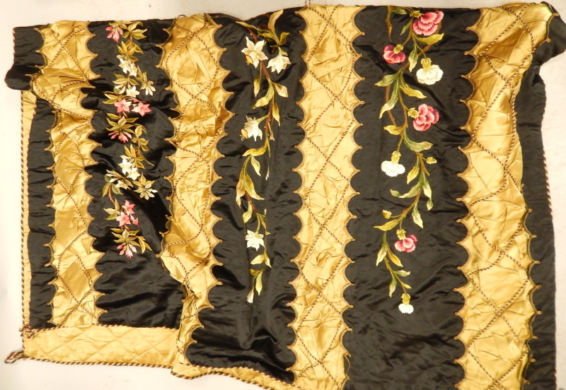 Appraisal: A Victorian quilt with embroidered bands of pink and white