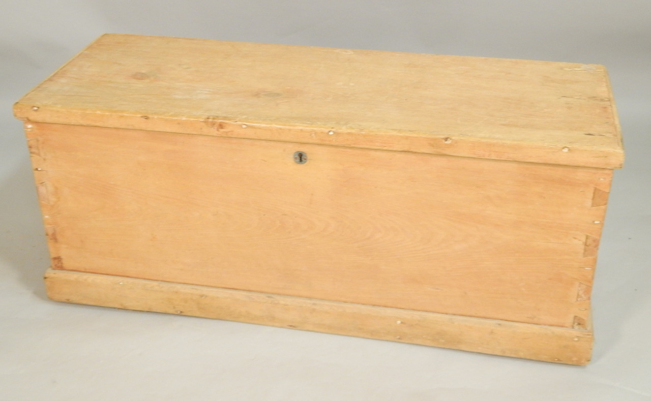 Appraisal: A Victorian pine cabinet makers or blanket chest containing a