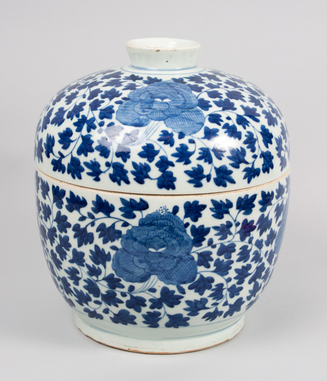 Appraisal: Chinese blue and white porcelain lidded jar with vine and