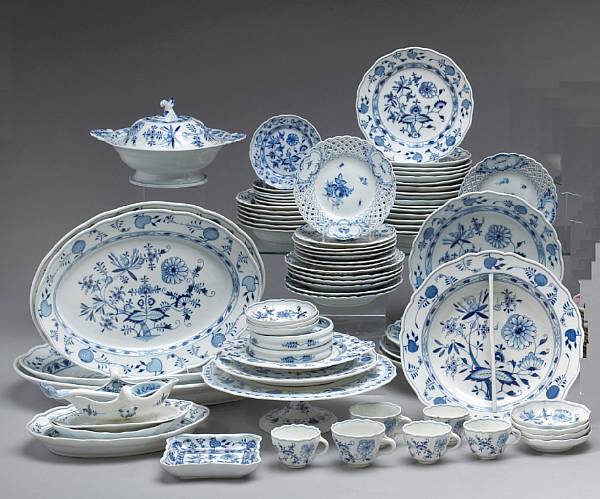 Appraisal: A Meissen porcelain dinner service in the 'Zwiebelmuster' onion pattern