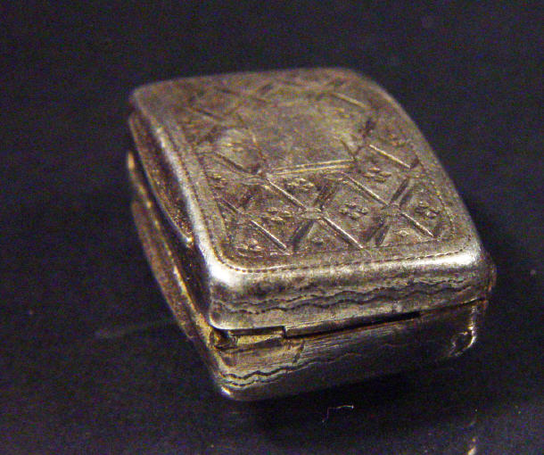 Appraisal: th Century silver vinaigrette with chased decoration London cm in