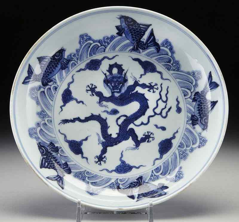 Appraisal: Chinese Qing Kangxi blue and white porcelaindish depicting dragons and