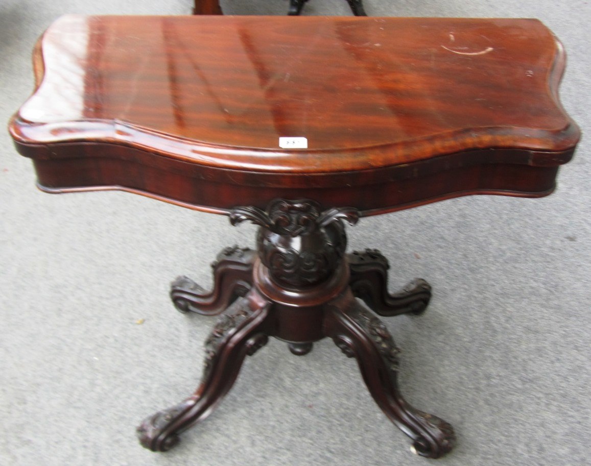 Appraisal: A Victorian mahogany card table the serpentine top on turned