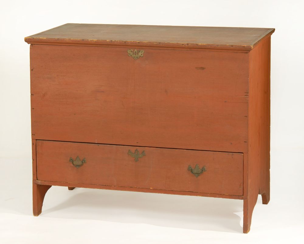 Appraisal: ANTIQUE AMERICAN ONE-DRAWER LIFT-TOP BLANKET CHEST Early th CenturyIn pine