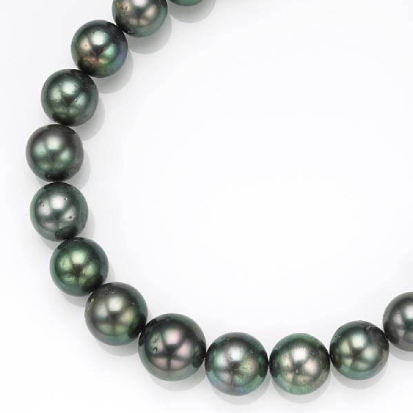 Appraisal: A graduated Tahitian cultured pearl and k gold necklace pearls