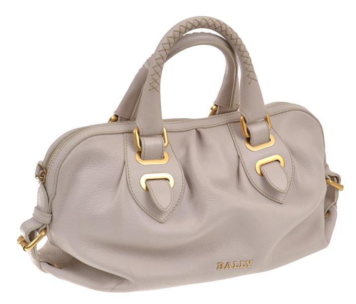 Appraisal: A HANDBAG BY BALLY Styled in cream leather with gold