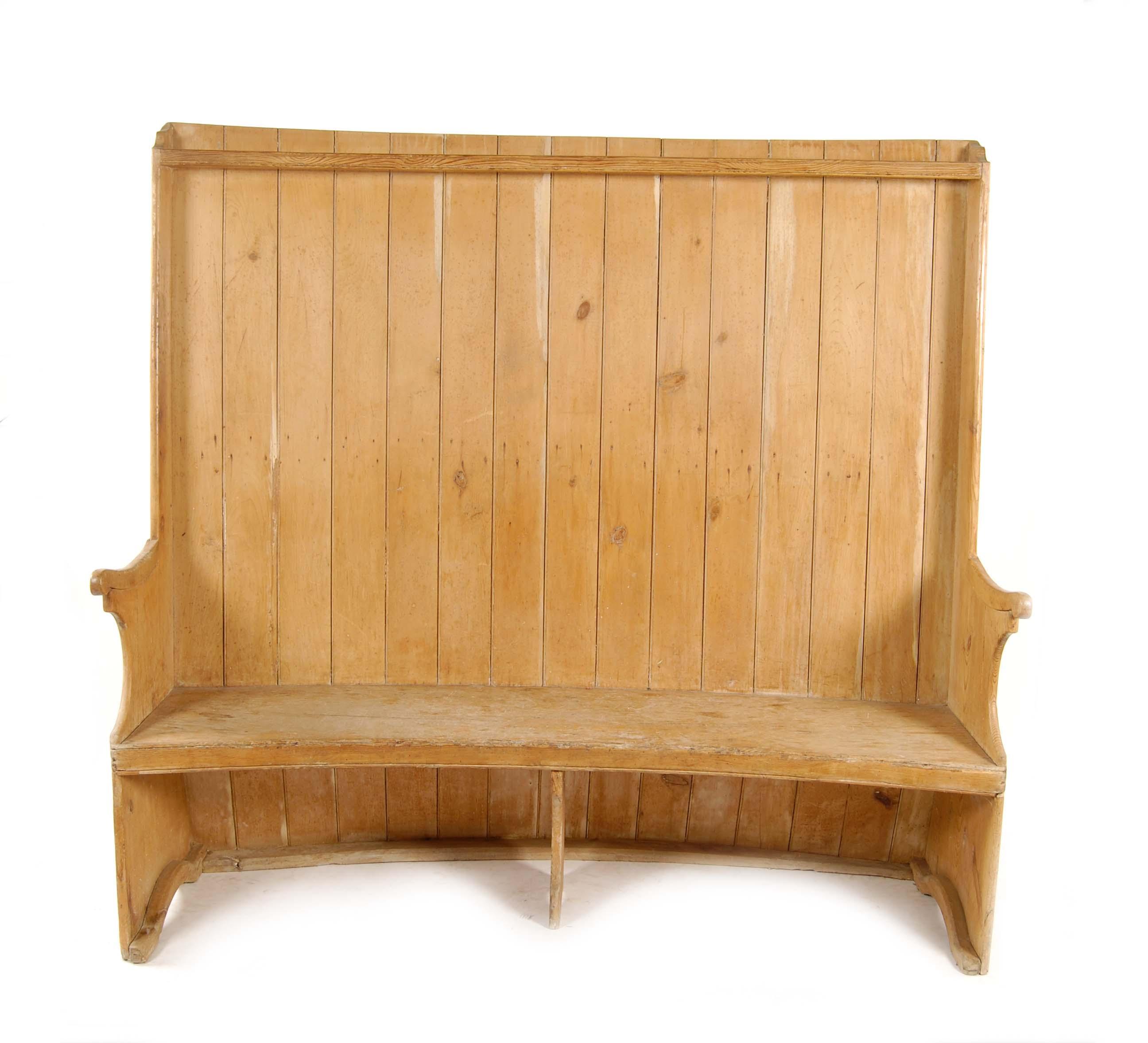 Appraisal: A curved pine settle