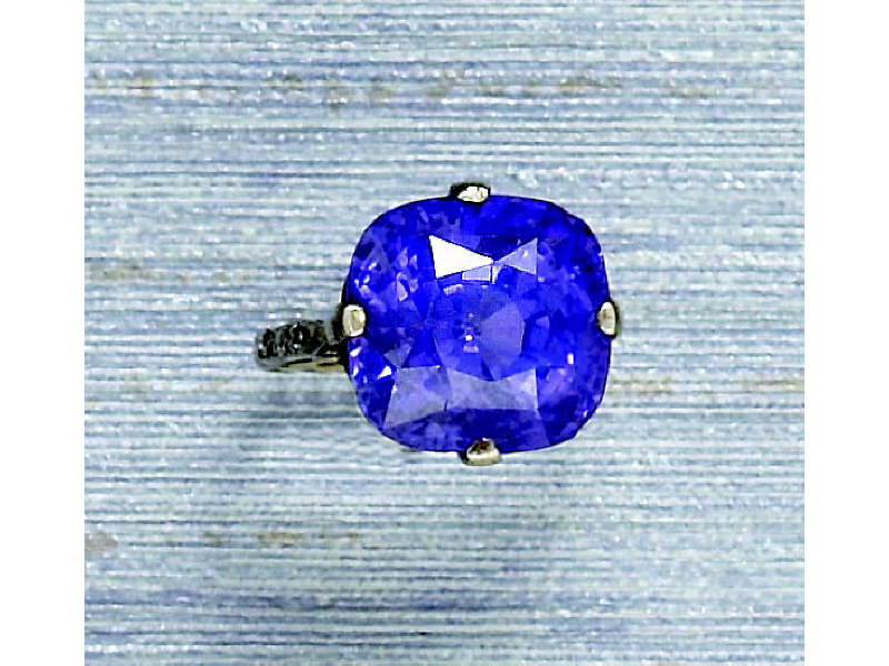 Appraisal: COLOR CHANGE SAPPHIRE RING White gold ring with platinum crown