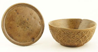 Appraisal: A George III turned treen platter with a moulded rim