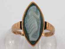 Appraisal: A yellow metal tests carat gold hard stone cameo ring