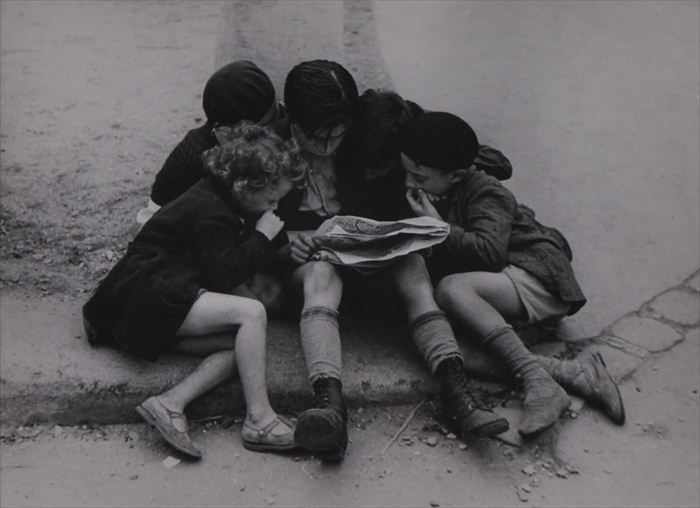 Appraisal: FRED STEIN - CHILDREN READING A NEWSPAPER PARIS Gelatin silver