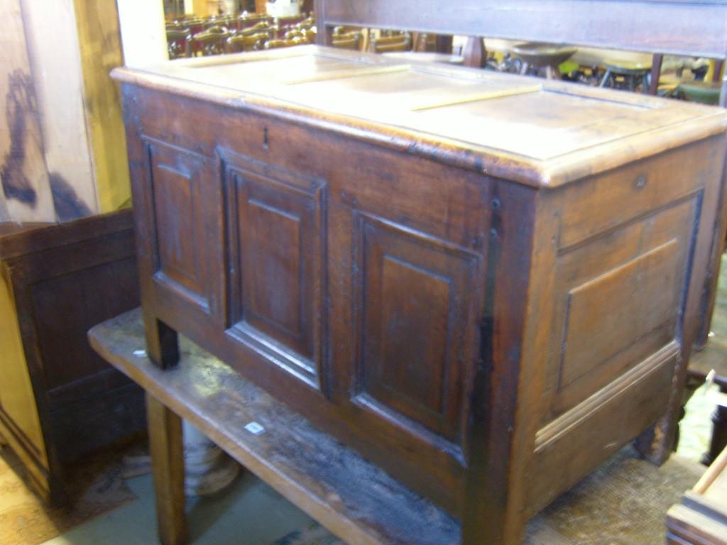 Appraisal: A Georgian oak coffer with rising lid and panelled front