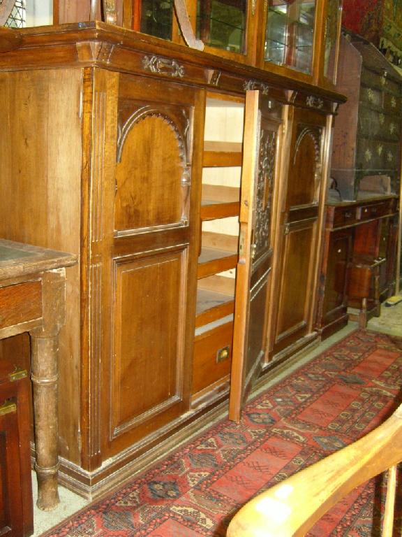 Appraisal: An Edwardian walnut linen cupboard enclosed by three panelled doors