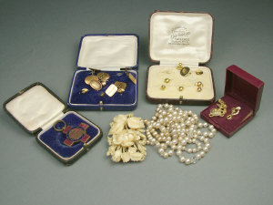 Appraisal: A quantity of costume jewellery