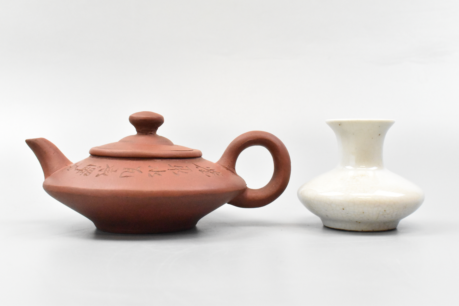 Appraisal: Two Chinese objects a Zisha teapot and a ge glazed