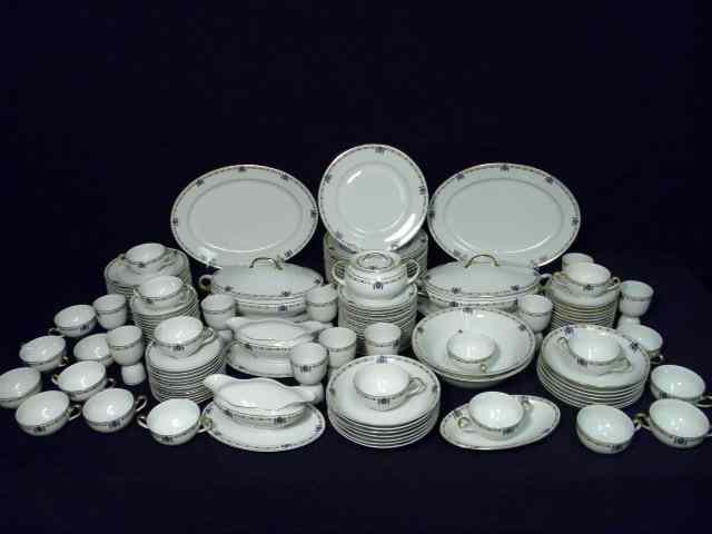 Appraisal: Heinrich Co Bavarian porcelain china dinnerware set total pieces Includes