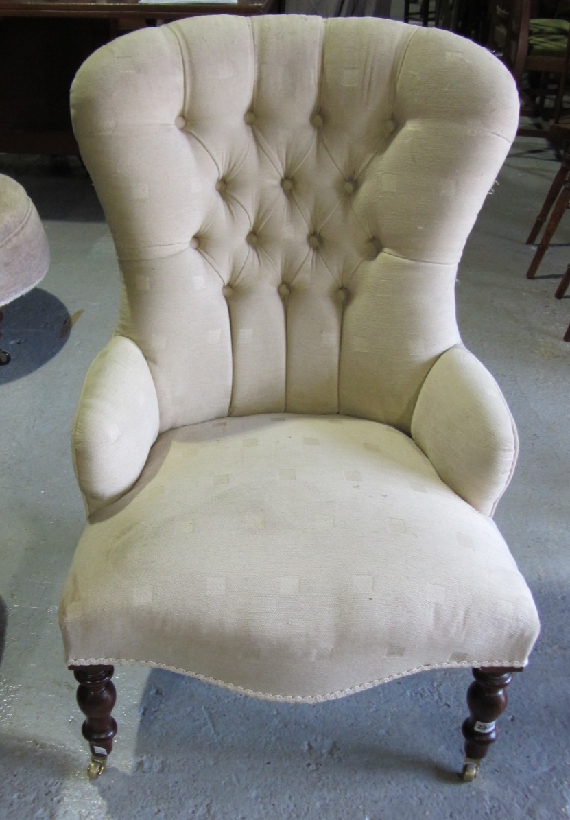 Appraisal: A Victorian style button upholstered nursing chair