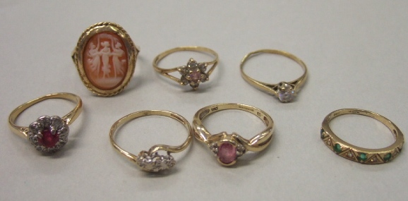 Appraisal: A ct gold and shell cameo ring carved as The