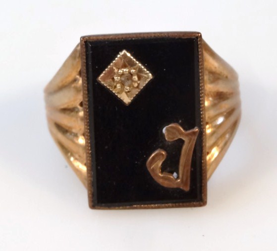 Appraisal: A gentleman's ct gold signet ring the black front initialled