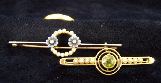 Appraisal: A ct gold bar brooch set a peridot with four