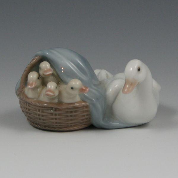 Appraisal: Lladro figurine of a mother duck with her ducklings in