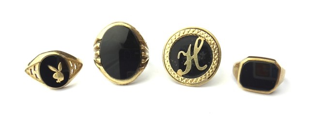 Appraisal: A ct gold and cut cornered rectangular black onyx set