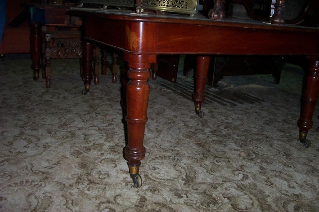 Appraisal: A good Victorian mahogany extending dining table the top of