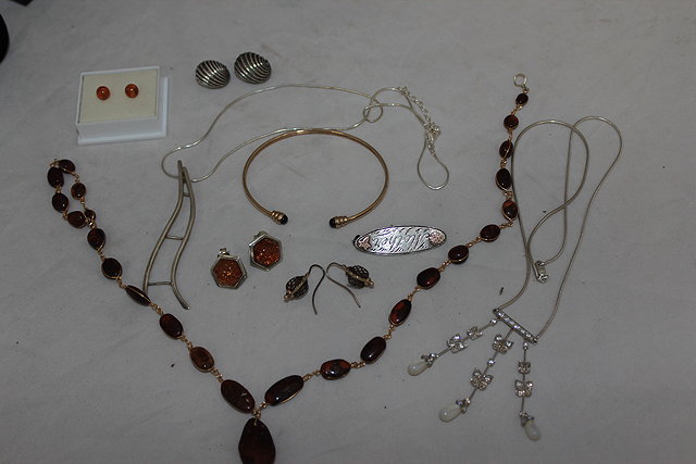 Appraisal: AN INTERLINKED AMBER NECKLACE two pairs of amber earrings a