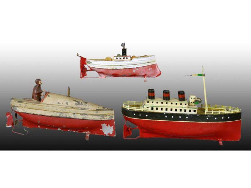 Appraisal: Lot of German Tin Wind-Up Boats Description '' Carette hand-painted