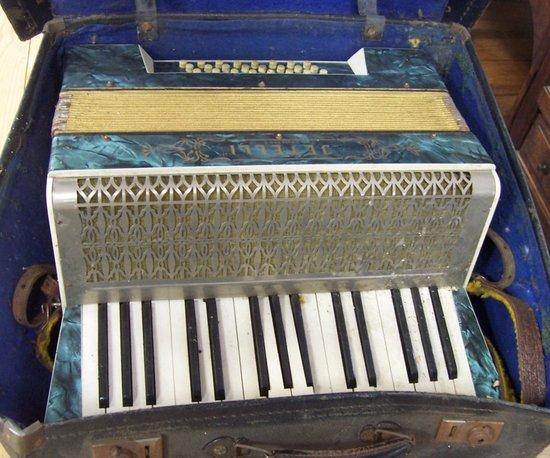 Appraisal: A Jetelli accordion in original case