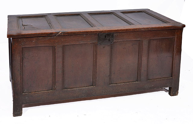 Appraisal: A TH CENTURY OAK COFFER with hinged rising lid and