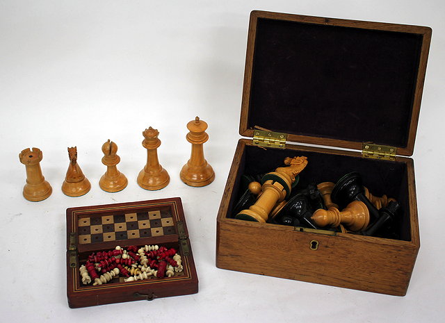 Appraisal: A MID TH CENTURY TURNED WOODEN STAUNTON PATTERN CHESS SET