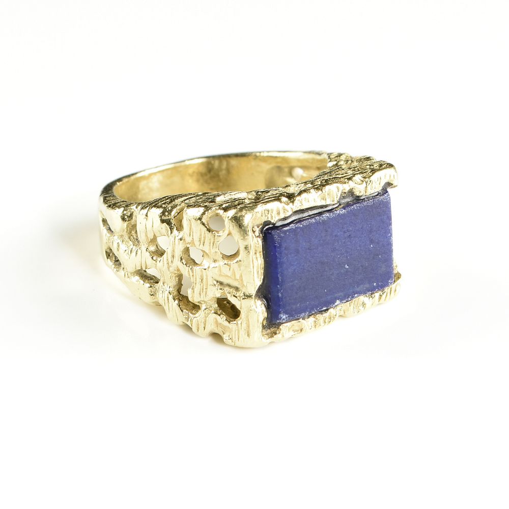 Appraisal: A GENTLEMAN'S K YELLOW GOLD AND LAPIS LAZULI RING A