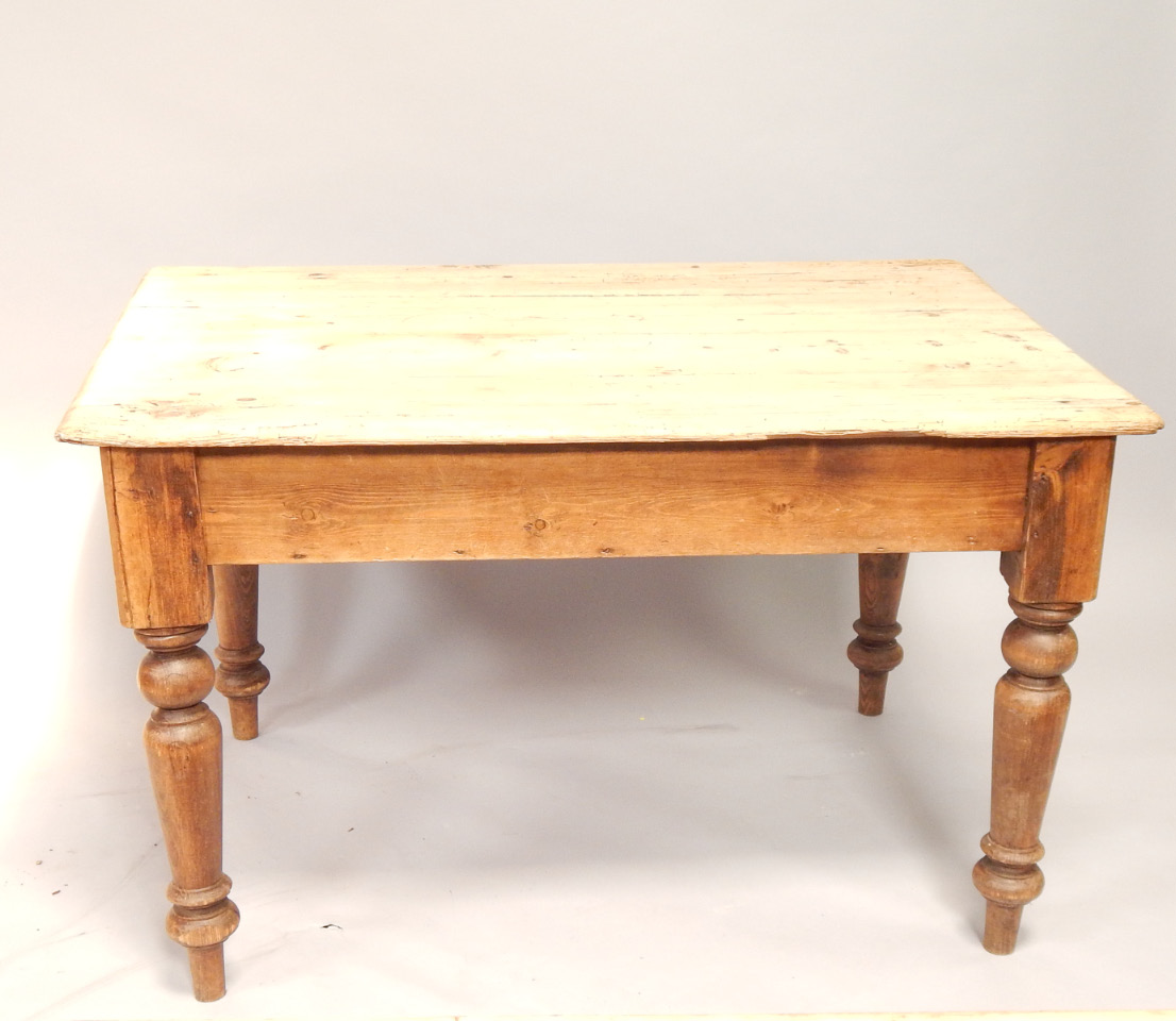 Appraisal: A Victorian pine kitchen table with turned legs and drawer